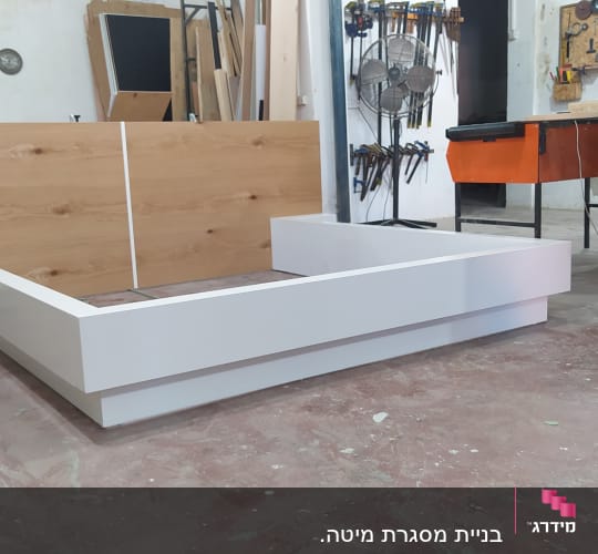 מסגרת מיטה מעץ לבן וסדנה עם כלים